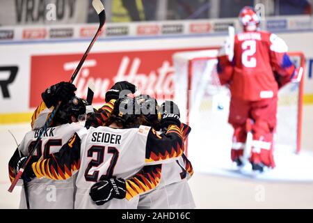 Ostrava, Tschechische Republik. 28 Dez, 2019. Die deutschen Spieler feiern das dritte Ziel in der 2020 IIHF World Junior Eishockey WM Gruppe B Übereinstimmung zwischen der Tschechischen Republik und Deutschland in Ostrava, Tschechische Republik, am 28. Dezember 2019. Credit: Jaroslav Ozana/CTK Photo/Alamy leben Nachrichten Stockfoto