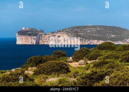 Die Küste von Capo Caccia, einer Landzunge in der Nähe von Alghero, wie von Punta Giglio (Sardinien, Italien) Stockfoto