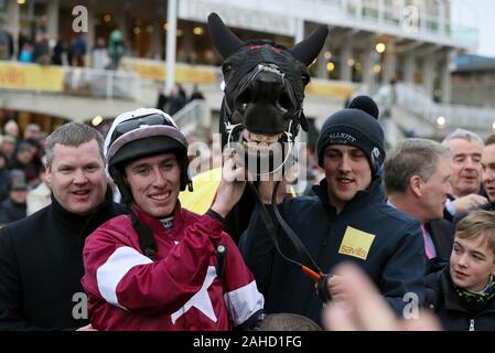 Gewinnen jockey Jack Kennedy und Trainer Gordon Elliott mit Delta arbeiten nach dem Gewinn der Savills Steeplechase (Note 1) bei Tag drei der Weihnachten Festival an der Rennbahn Leopardstown. Stockfoto