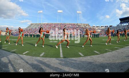 Shreveport, LA, USA. 26 Dez, 2019. Die Universität von Miami dance Team führt während der Unabhängigkeit Schüssel Spiel zwischen der Universität von Miami Hurrikane und der Louisiana Tech Bulldoggen am Independence Stadium in Shreveport, LA. Kevin Langley/Sport Süd Media/CSM/Alamy leben Nachrichten Stockfoto