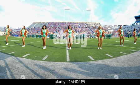 Shreveport, LA, USA. 26 Dez, 2019. Die Universität von Miami dance Team führt während der Unabhängigkeit Schüssel Spiel zwischen der Universität von Miami Hurrikane und der Louisiana Tech Bulldoggen am Independence Stadium in Shreveport, LA. Kevin Langley/Sport Süd Media/CSM/Alamy leben Nachrichten Stockfoto