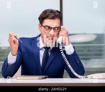 Die verärgerte Call Center Mitarbeiter bei Kunden schreien Stockfoto