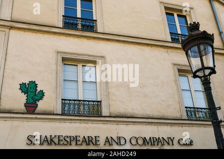 Ein Mosaik von der street artist Eindringling auf der Fassade von Shakespeare und Company historische Buchhandlung am Seineufer (Rive Gauche), Paris, Frankreich Stockfoto