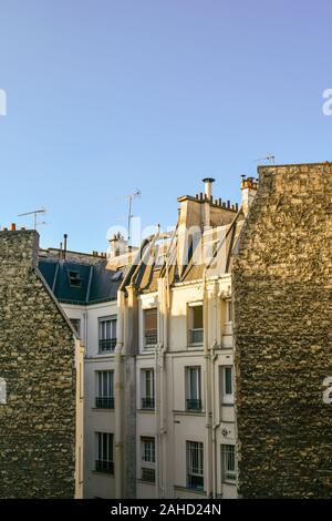 Vertikale Sicht auf die Dächer von einem alten Gebäude im 11. Arrondissement auf der Rive Droite im historischen Zentrum von Paris gegen den blauen Himmel, Frankreich Stockfoto