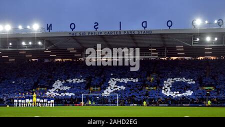 Everton fans Form einer Wand aus Blau und ein Efc Wandbild in der steht wie die Spieler in einem Minuten Applaus vor dem Spiel Stockfoto