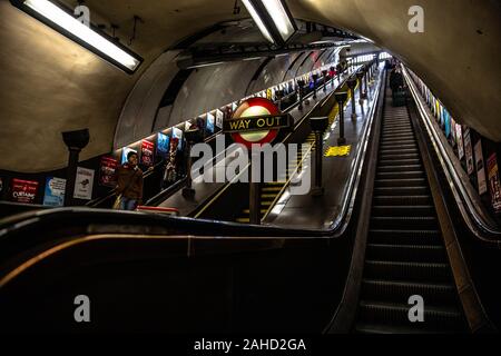 St. John's Wood Tube Station Rolltreppen, London, England, UK. Stockfoto