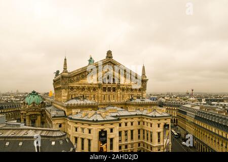 Dachterrasse mit Blick auf das Stadtzentrum von Paris mit der Rückseite der berühmten Opéra Garnier Theater gegen bedecktem Himmel, Frankreich Stockfoto