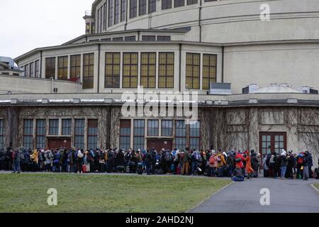 Wroclaw, Polen. 28 Dez, 2019. Junge Pilger Warteschlange außerhalb der Centennial Hall für die Registrierung. Rund 13.000 junge Pilger aus ganz Europa und darüber hinaus in Wroclaw in Polen kamen für die jährliche Europäische Jugendtreffen der ökumenischen Gemeinschaft Taizé. Die Sitzung der Gebete und Meditation unter dem Motto "Pilgerweg des Vertrauens auf der Erde" zum 42. Mal statt. (Foto von Michael Debets/Pacific Press) Quelle: Pacific Press Agency/Alamy leben Nachrichten Stockfoto