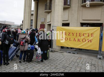 Wroclaw, Polen. 28 Dez, 2019. Junge Pilger Warteschlange außerhalb der Centennial Hall für die Registrierung. Rund 13.000 junge Pilger aus ganz Europa und darüber hinaus in Wroclaw in Polen kamen für die jährliche Europäische Jugendtreffen der ökumenischen Gemeinschaft Taizé. Die Sitzung der Gebete und Meditation unter dem Motto "Pilgerweg des Vertrauens auf der Erde" zum 42. Mal statt. (Foto von Michael Debets/Pacific Press) Quelle: Pacific Press Agency/Alamy leben Nachrichten Stockfoto