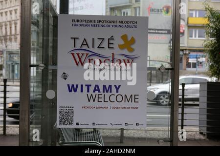 Wroclaw, Polen. 28 Dez, 2019. Ein Plakat begrüßt die jungen Pilger zu Breslau. Rund 13.000 junge Pilger aus ganz Europa und darüber hinaus in Wroclaw in Polen kamen für die jährliche Europäische Jugendtreffen der ökumenischen Gemeinschaft Taizé. Die Sitzung der Gebete und Meditation unter dem Motto "Pilgerweg des Vertrauens auf der Erde" zum 42. Mal statt. (Foto von Michael Debets/Pacific Press) Quelle: Pacific Press Agency/Alamy leben Nachrichten Stockfoto