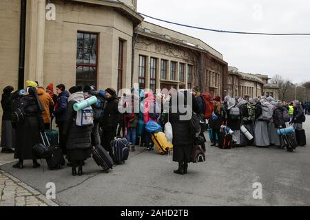 Wroclaw, Polen. 28 Dez, 2019. Junge Pilger Warteschlange außerhalb der Centennial Hall für die Registrierung. Rund 13.000 junge Pilger aus ganz Europa und darüber hinaus in Wroclaw in Polen kamen für die jährliche Europäische Jugendtreffen der ökumenischen Gemeinschaft Taizé. Die Sitzung der Gebete und Meditation unter dem Motto "Pilgerweg des Vertrauens auf der Erde" zum 42. Mal statt. (Foto von Michael Debets/Pacific Press) Quelle: Pacific Press Agency/Alamy leben Nachrichten Stockfoto