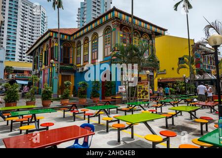 Fast Food Restaurant, buntes Haus, bunten Tische und Stühle vorne, Kunst Kreis, 'Little India' Nachbarschaft von Singapur, Südostasien Stockfoto