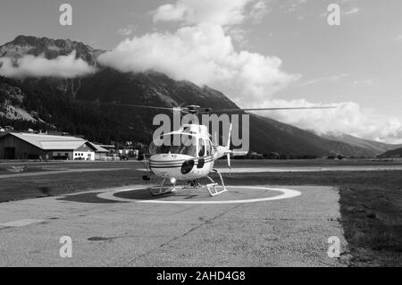 Swiss Helicopter am Flughafen Samedan - Europas höchster Flughafen im Oberengadin Stockfoto