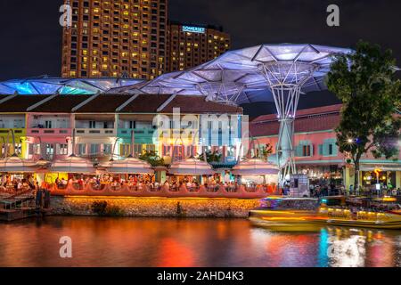 Singapore River bei Nacht, bunten Restaurants am Kai, Hip-Hop Party Quartal Clarke Quay, übergroße Sonnenschirme für die Passage, in der Nacht, Sin Stockfoto