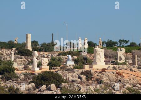 Agia Napa, Zypern - 26.Oktober 2019: park Skulptur am Berghang Stockfoto