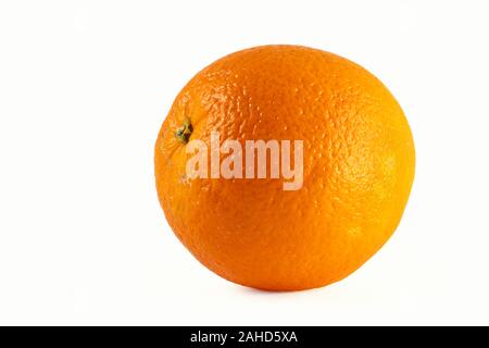 Orange Frucht auf weißem Hintergrund. Makro, Nahaufnahme Bild in hoher Auflösung mit kopieren. Stockfoto