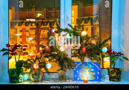 Weihnachten Komposition mit Tannenzweigen Laternen und der Kinder Zeichnung auf der Fensterbank Stockfoto