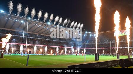 Twickenham, London, UK. 28 Dez, 2019. English Premiership Rugby, Harlekine gegen Leicester Tigers; Feuerwerkskörper als harlekine die Pitch-redaktionelle Verwendung Kredit werden: Aktion plus Sport/Alamy leben Nachrichten Stockfoto