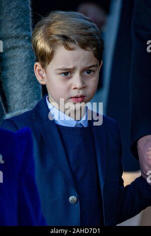 Bild vom 25. Dezember zeigt Prince George in der St. Maria Magdalena Kirche in Sandringham, Norfolk. Stockfoto