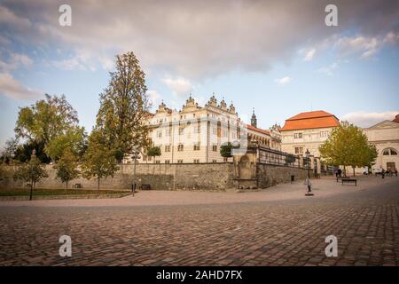 Anzeigen von Litomysl Castle, eine der größten Renaissance Burgen und Schlösser in der Tschechischen Republik. UNESCO-Weltkulturerbe. Sonnige wethe wit wenigen Wolken im Stockfoto