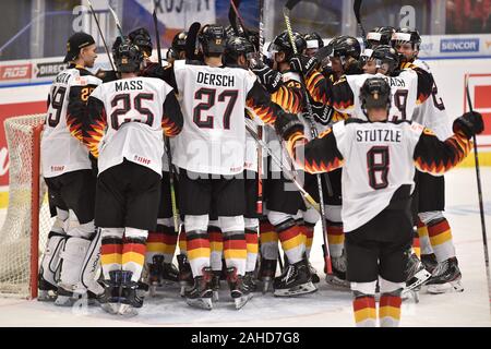 Ostrava, Tschechische Republik. 28 Dez, 2019. Die deutschen Spieler feiern, nachdem ihre Mannschaft die 2020 IIHF World Junior Eishockey WM Gruppe B Übereinstimmung zwischen der Tschechischen Republik und Deutschland in Ostrava, Tschechische Republik, am 28. Dezember 2019 gewonnen. Credit: Jaroslav Ozana/CTK Photo/Alamy leben Nachrichten Stockfoto