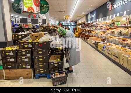 Lebensmittelgeschäft Käufer an einen LIDL Supermarkt ihre festlichen Essen und Wein vor Weihnachten, England, Vereinigtes Königreich, Stockfoto