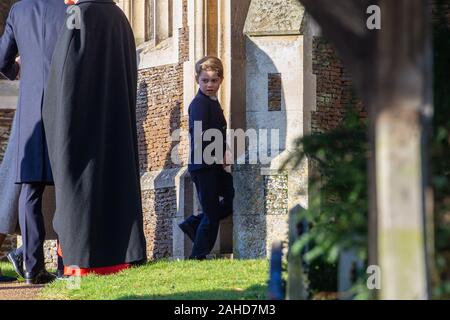 Bild vom 25. Dezember zeigt Prince George am Weihnachtstag morgens Gottesdienst in der St. Maria Magdalena Kirche in Sandringham, Norfolk. Prinz Andrew hielt ein niedriges Profil als Mitglieder der Königlichen Familie Weihnachten Gottesdienste in Sandringham in Norfolk besucht. Als sich aber eine große Volksmenge sah die Königin und Familie kommen für die wichtigsten 11 am Service, der Prinz eine frühere Service besucht. Prinz Andrew wurde auch abwesend als Familie Mitglieder verließen die Kirche nach dem Service für die Mitglieder der Öffentlichkeit begrüßen. Prinz Philip, der am Dienstag aus dem Krankenhaus entlassen wurde, war nicht anwesend. Mi Stockfoto