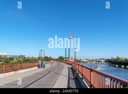 Wanderer auf der Steinbogenbrücke, Mississippi, Minneapolis, Minnesota, USA Stockfoto