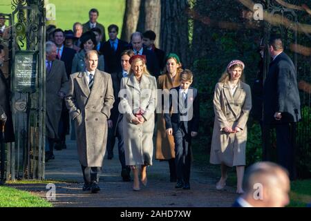 Bild vom 25. Dezember zeigt Prince Edward und seine Frau Sophie und Kinder James, Viscount Severn und Lady Louise Windsor am Weihnachtstag morgens Gottesdienst in der St. Maria Magdalena Kirche in Sandringham, Norfolk. Prinz Andrew hielt ein niedriges Profil als Mitglieder der Königlichen Familie Weihnachten Gottesdienste in Sandringham in Norfolk besucht. Als sich aber eine große Volksmenge sah die Königin und Familie kommen für die wichtigsten 11 am Service, der Prinz eine frühere Service besucht. Prinz Andrew wurde auch abwesend als Familie Mitglieder verließen die Kirche nach dem Service für die Mitglieder der öffentlichen Grüßen Stockfoto