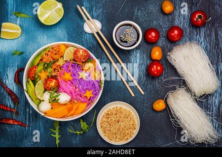 Rainbow Nudeln mit Gemüse. Einhorn buddha Schüssel mit bunten Nudeln, Obst und Gemüse. Gesunde Ernährung Essen. Platz kopieren Stockfoto