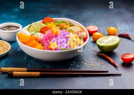 Rainbow Nudeln mit Gemüse. Einhorn buddha Schüssel mit bunten Nudeln, Obst und Gemüse. Gesunde Ernährung Essen. Platz kopieren Stockfoto