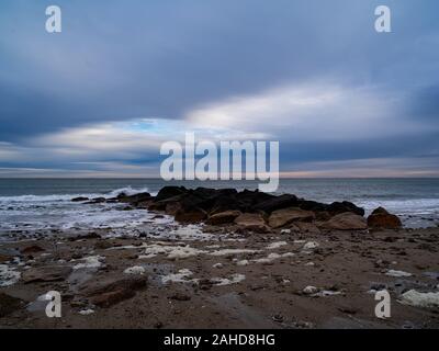 Eine kleine Mole auf einem Strand in Sandwich Massachusetts Stockfoto