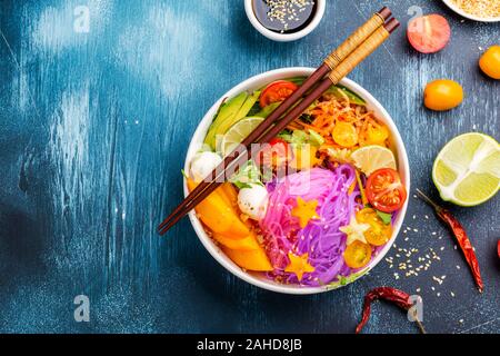 Rainbow Nudeln mit Gemüse. Einhorn buddha Schüssel mit bunten Nudeln, Obst und Gemüse. Gesunde Ernährung Essen. Platz kopieren Stockfoto