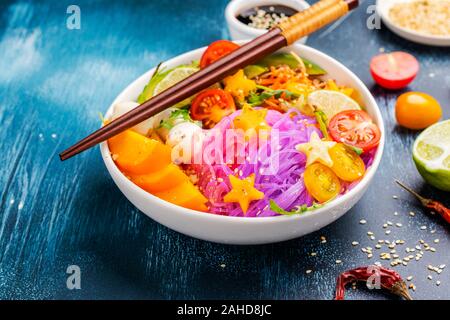 Rainbow Nudeln mit Gemüse. Einhorn buddha Schüssel mit bunten Nudeln, Obst und Gemüse. Gesunde Ernährung Essen. Platz kopieren Stockfoto