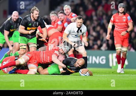 London, Großbritannien. 28 Dez, 2019. Paul Lakike der Harlekine Kerben versuchen während Gallagher Premiership Rugby Match zwischen Harlekine vs Leicester Tigers in Twickenham Stadium am 28. Dez 2019. LONDON England. (Nur redaktionelle Nutzung, eine Lizenz für die gewerbliche Nutzung erforderlich. Keine Verwendung in Wetten, Spiele oder einer einzelnen Verein/Liga/player Publikationen.) Credit: Taka G Wu/Alamy leben Nachrichten Stockfoto