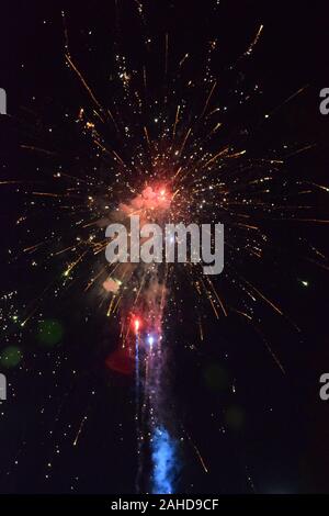 Feier mit Feuerwerk in der Nacht. Feuerwerkskörper ein neues Jahr zu feiern. Stockfoto