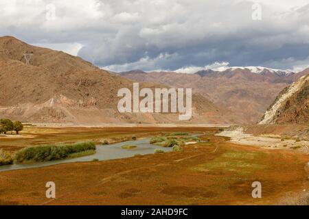 Chu Fluss, Kirgisistan, Grenze zwischen der Region Issyk-Kul und der naryn Region, Kochkor Stockfoto