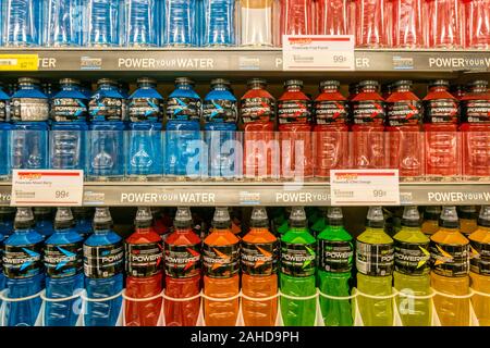 Plastikflaschen von powerade Sports Drink für den Verkauf in den Regalen eines kanadischen Supermarkt. Stockfoto
