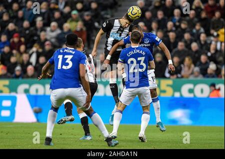 Newcastle, UK. 28 Dez, 2019. Federico Farn ‡ Méndez (18) von Newcastle United in eine Antenne Herausforderung mit Djibril Sidibe (19) der FC Everton in der Premier League Match zwischen Newcastle und Everton am St. James's Park, Newcastle am Samstag, den 28. Dezember 2019. (Credit: Iam Brennen | MI Nachrichten) das Fotografieren dürfen nur für Zeitung und/oder Zeitschrift redaktionelle Zwecke verwendet werden, eine Lizenz für die gewerbliche Nutzung Kreditkarte erforderlich: MI Nachrichten & Sport/Alamy leben Nachrichten Stockfoto