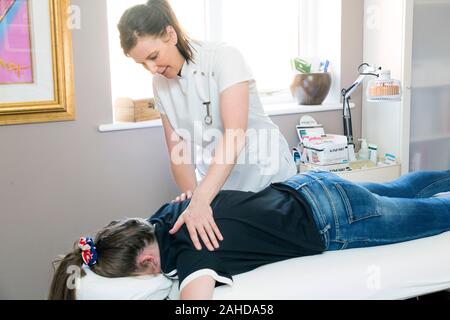 Sport Massage therapist Behandlung Jugendmädchen Stockfoto