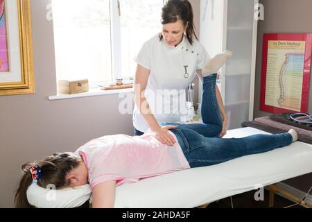 Sport Massage therapist Behandlung Jugendmädchen Stockfoto