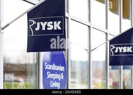 Bardejov, Slowakei - November 11, 2019: Außenansicht Der jysk Store mit Logo auf die Fahnen. JYSK ist eine berühmte dänische Global Retail Kette, die s Stockfoto