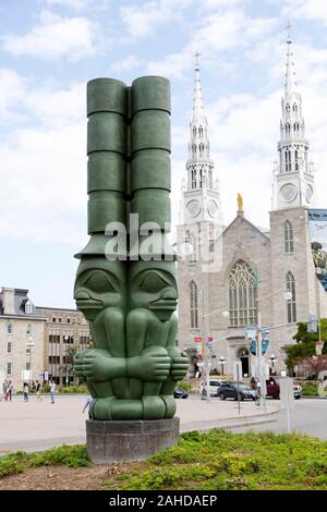 Die drei Wächter durch die Kathedrale Notre-Dame Basilika in Ottawa, Kanada. Die Totem Pole wurde von James Hart erstellt Stockfoto