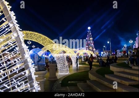 Dubai, Vereinigte Arabische Emirate - Dezember 26, 2018: Global Village mit großen Weihnachtsbaum und Winterurlaub Dekorationen in Dubai, VAE. Eine der am meisten Stockfoto