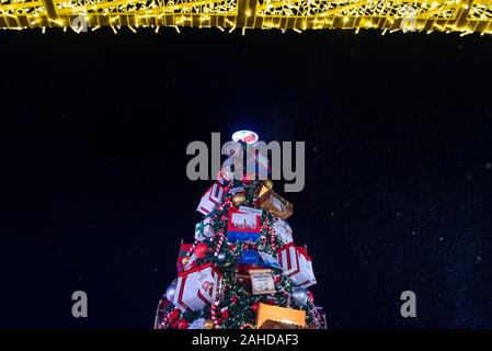 Dubai, Vereinigte Arabische Emirate - Dezember 26, 2018: Global Village mit großen Weihnachtsbaum und Winterurlaub Dekorationen in Dubai, VAE. Eine der am meisten Stockfoto