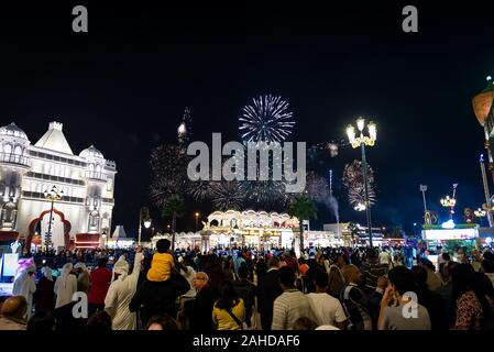 Dubai, Vereinigte Arabische Emirate - Dezember 26, 2018: Personen, die das Feuerwerk in Duabai Global Village an einem der am meisten besuchten touristischen Attraktionen in Stockfoto