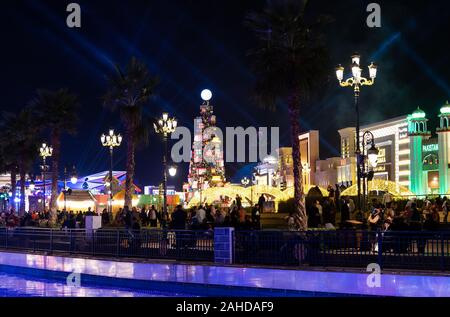 Dubai, Vereinigte Arabische Emirate - Dezember 26, 2018: Global Village mit großen Weihnachtsbaum und Winterurlaub Dekorationen in Dubai, VAE. Eine der am meisten Stockfoto