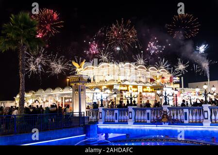Dubai, Vereinigte Arabische Emirate - Dezember 26, 2018: Personen, die das Feuerwerk in Duabai Global Village an einem der am meisten besuchten touristischen Attraktionen in Stockfoto