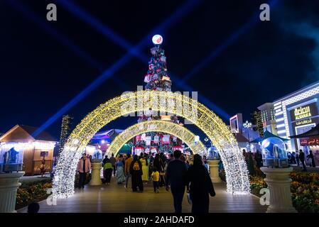 Dubai, Vereinigte Arabische Emirate - Dezember 26, 2018: Global Village mit großen Weihnachtsbaum und Winterurlaub Dekorationen in Dubai, VAE. Eine der am meisten Stockfoto