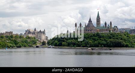 Parliament Hill in Ottawa, Kanada. Das kanadische Parlament steht oben auf dem Hügel mit Blick auf den Ottawa River. Stockfoto